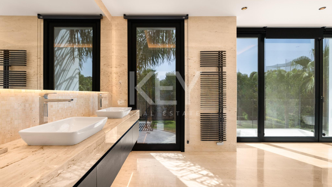 Contemporary Villa with Panoramic Sea Views for Sale in Los Almendros, Benahavís