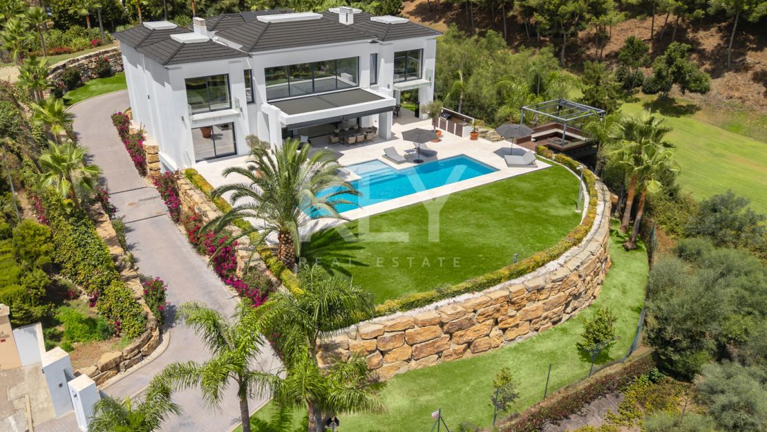Contemporary Villa with Panoramic Sea Views for Sale in Los Almendros, Benahavís