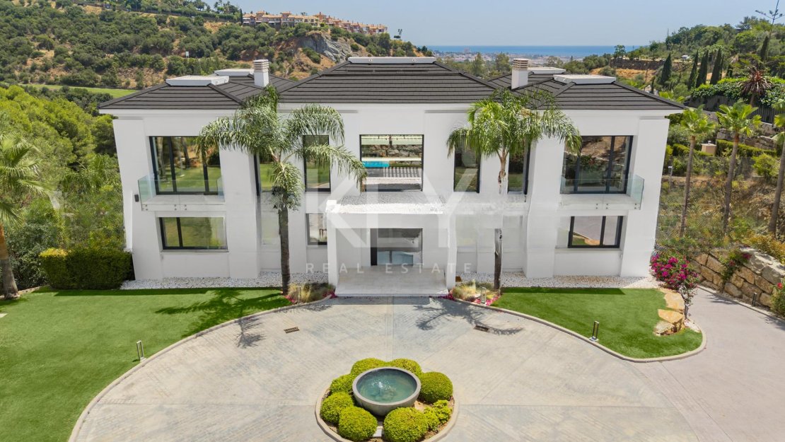 Contemporary Villa with Panoramic Sea Views for Sale in Los Almendros, Benahavís