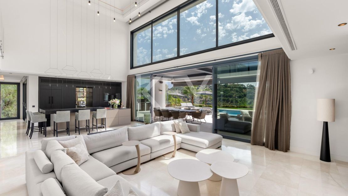 Contemporary Villa with Panoramic Sea Views for Sale in Los Almendros, Benahavís