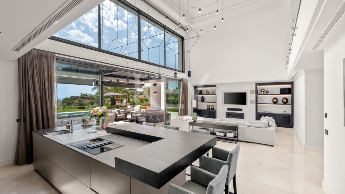 Contemporary Villa with Panoramic Sea Views for Sale in Los Almendros, Benahavís