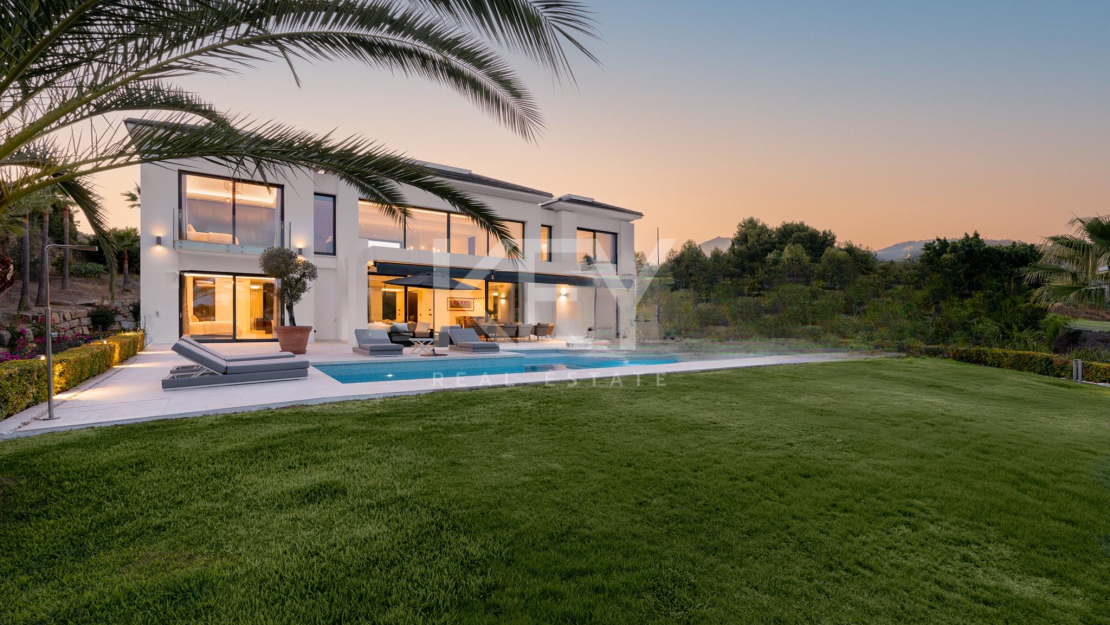 Contemporary Villa with Panoramic Sea Views for Sale in Los Almendros, Benahavís
