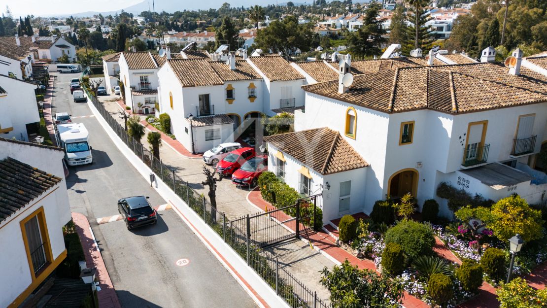 Stunning 4 bedroom townhouse walking distance to the beach and all amenities in Campanario, Estepona