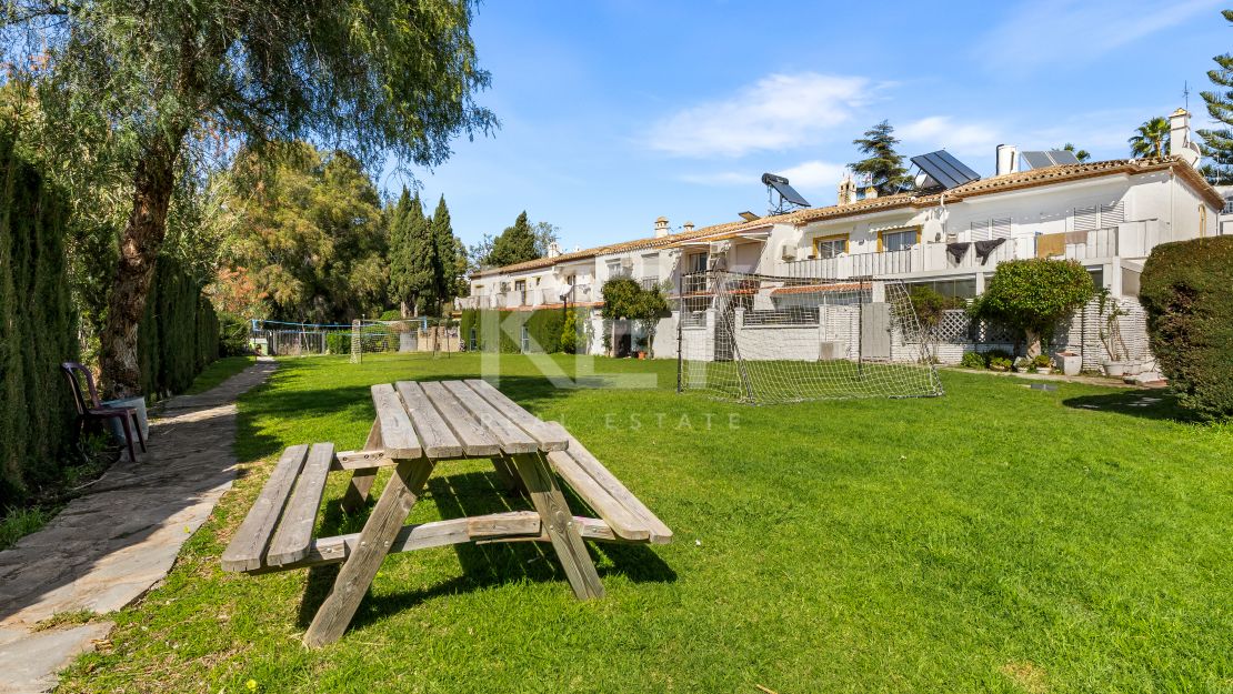 Stunning 4 bedroom townhouse walking distance to the beach and all amenities in Campanario, Estepona