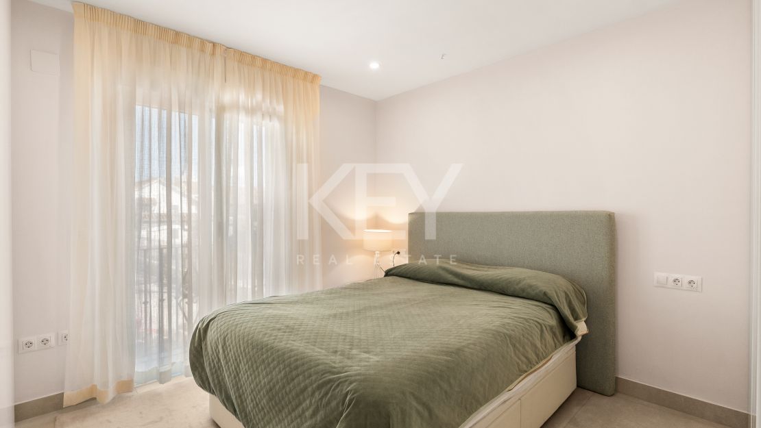Stunning 4 bedroom townhouse walking distance to the beach and all amenities in Campanario, Estepona
