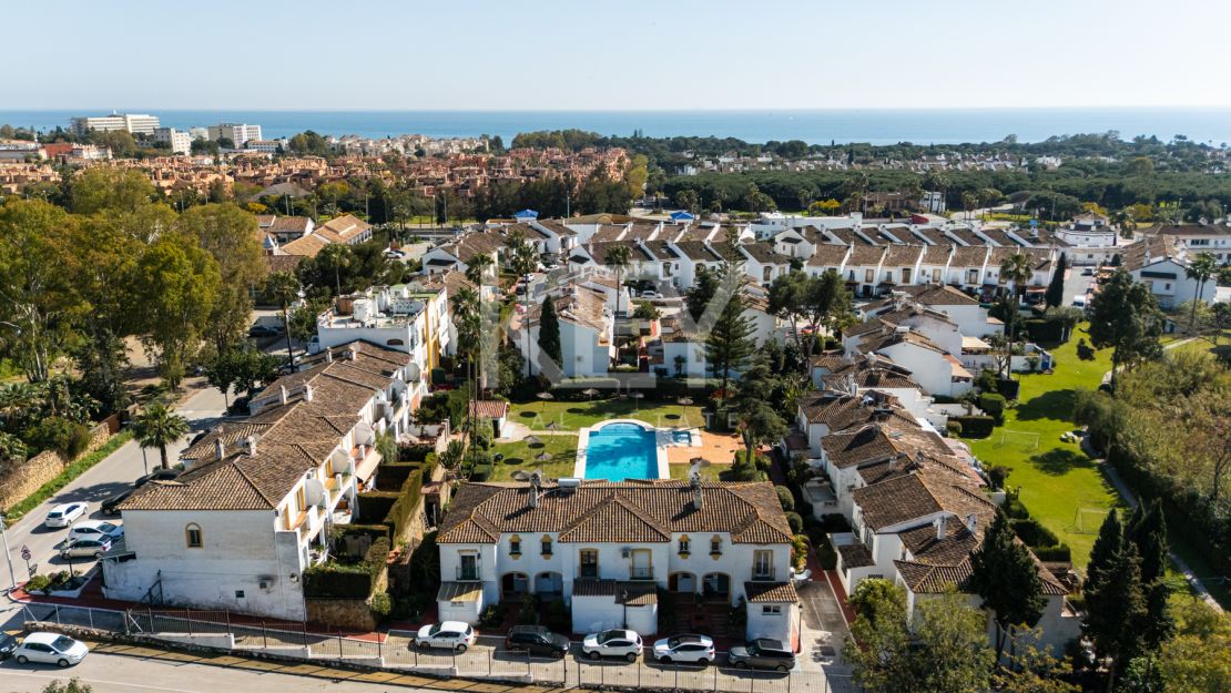Stunning 4 bedroom townhouse walking distance to the beach and all amenities in Campanario, Estepona