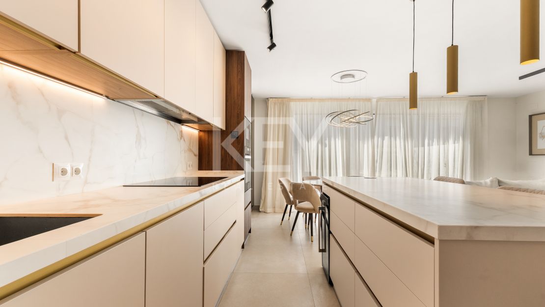 Stunning 4 bedroom townhouse walking distance to the beach and all amenities in Campanario, Estepona