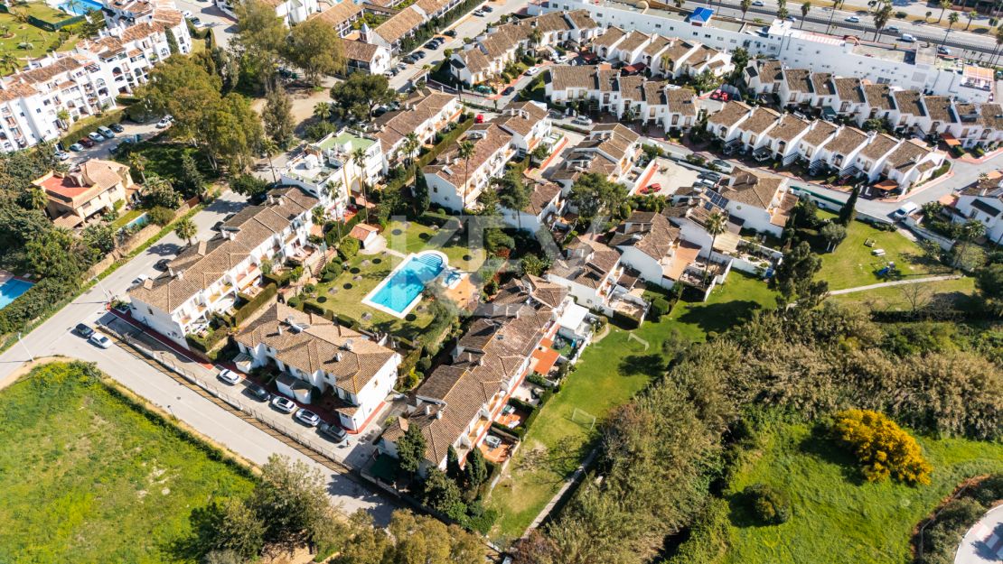 Stunning 4 bedroom townhouse walking distance to the beach and all amenities in Campanario, Estepona
