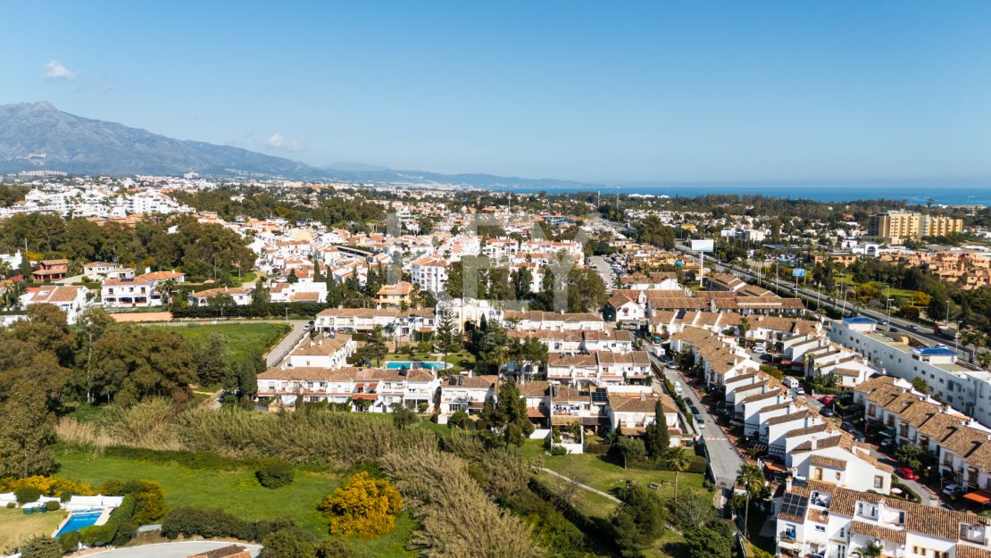 Stunning 4 bedroom townhouse walking distance to the beach and all amenities in Campanario, Estepona