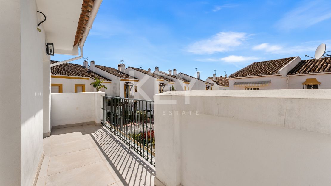 Stunning 4 bedroom townhouse walking distance to the beach and all amenities in Campanario, Estepona