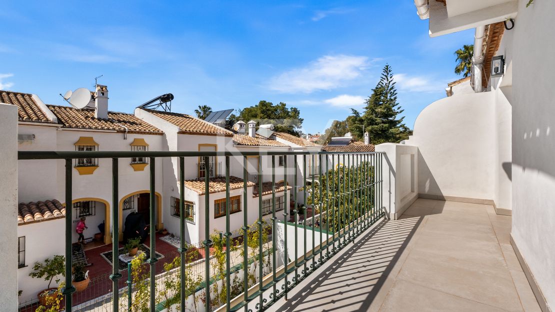 Stunning 4 bedroom townhouse walking distance to the beach and all amenities in Campanario, Estepona