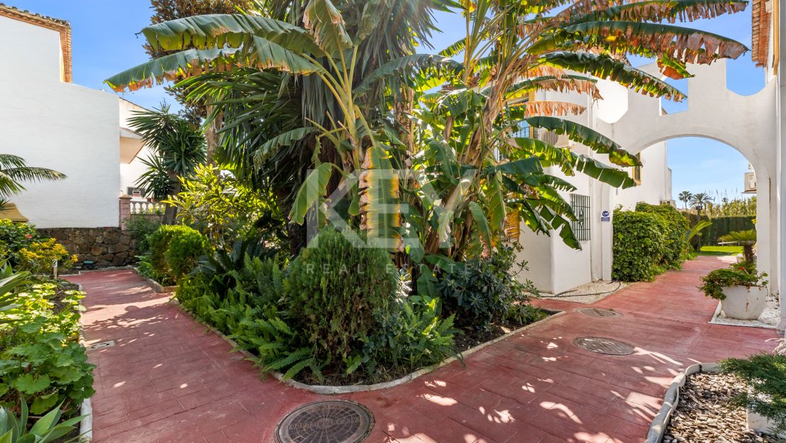Stunning 4 bedroom townhouse walking distance to the beach and all amenities in Campanario, Estepona