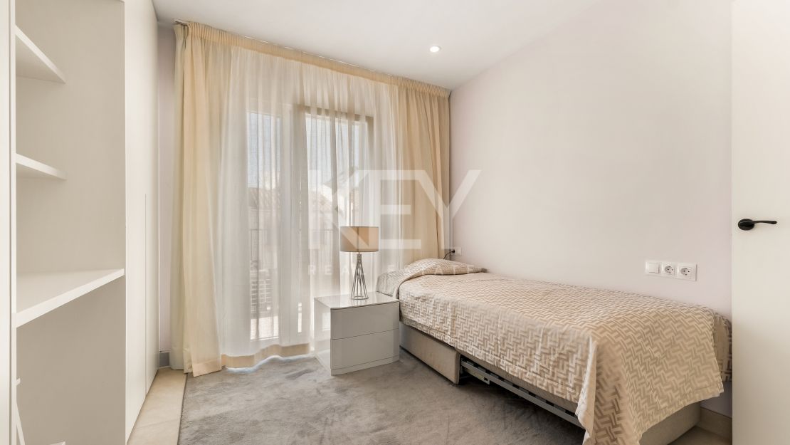 Stunning 4 bedroom townhouse walking distance to the beach and all amenities in Campanario, Estepona