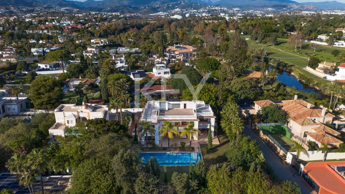 Luxury beachside villa for sale in Guadalmina Baja, Marbella
