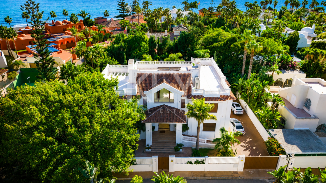 Luxury beachside villa for sale in Guadalmina Baja, Marbella