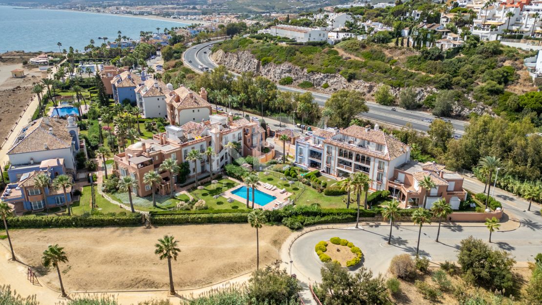 Unique Semi-detached Villa on the beach in La Perla de la Bahía, Casares