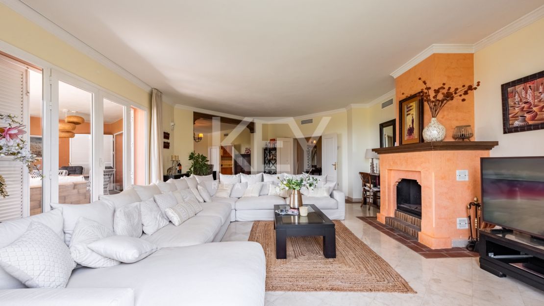 Unique Semi-detached Villa on the beach in La Perla de la Bahía, Casares