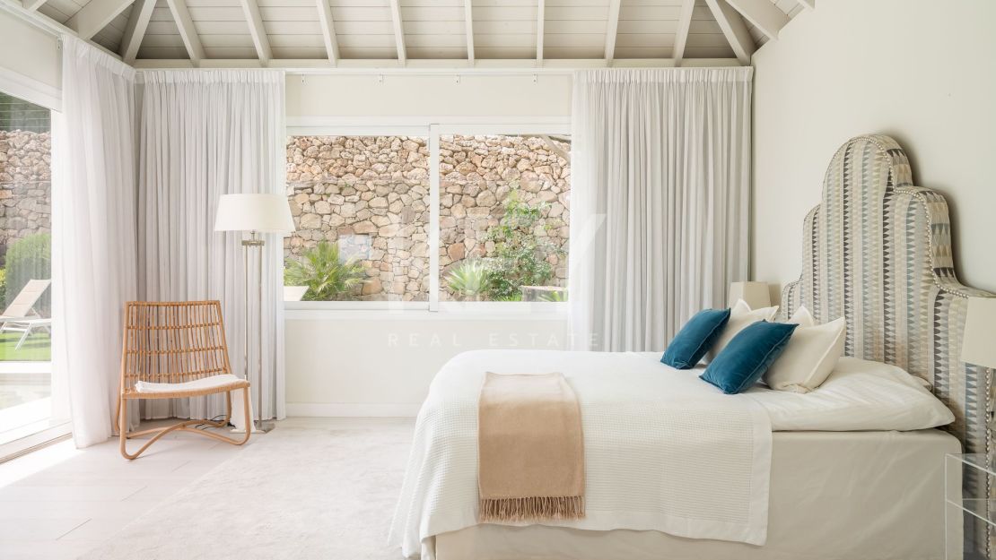 Elegant 5-Bedroom Villa with Sea Views for Sale in Nueva Andalucía, Marbella