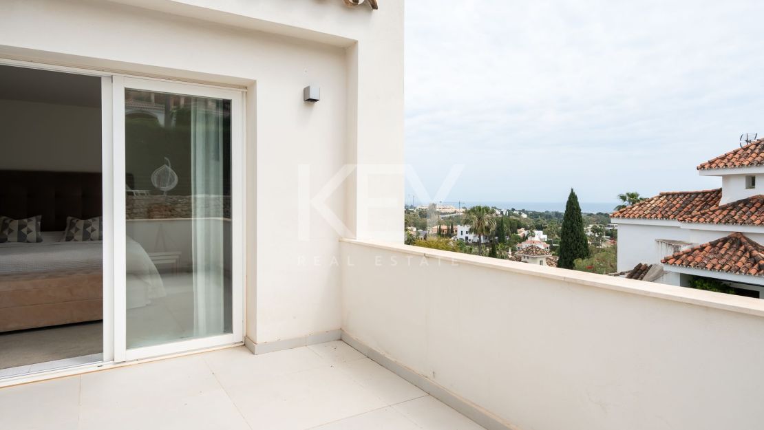Elegant 5-Bedroom Villa with Sea Views for Sale in Nueva Andalucía, Marbella