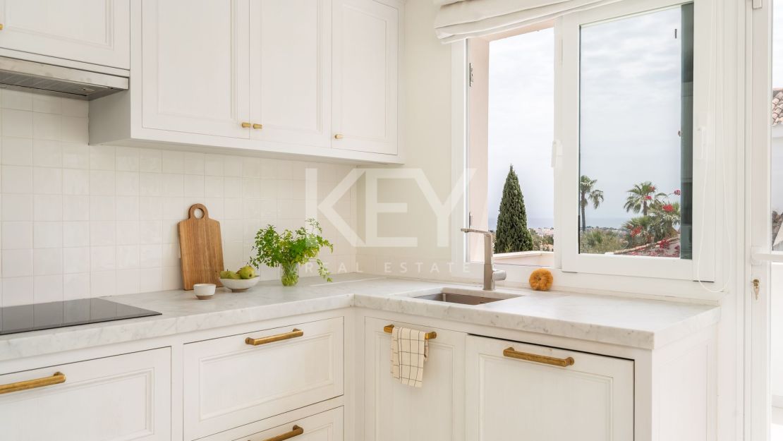 Elegant 5-Bedroom Villa with Sea Views for Sale in Nueva Andalucía, Marbella