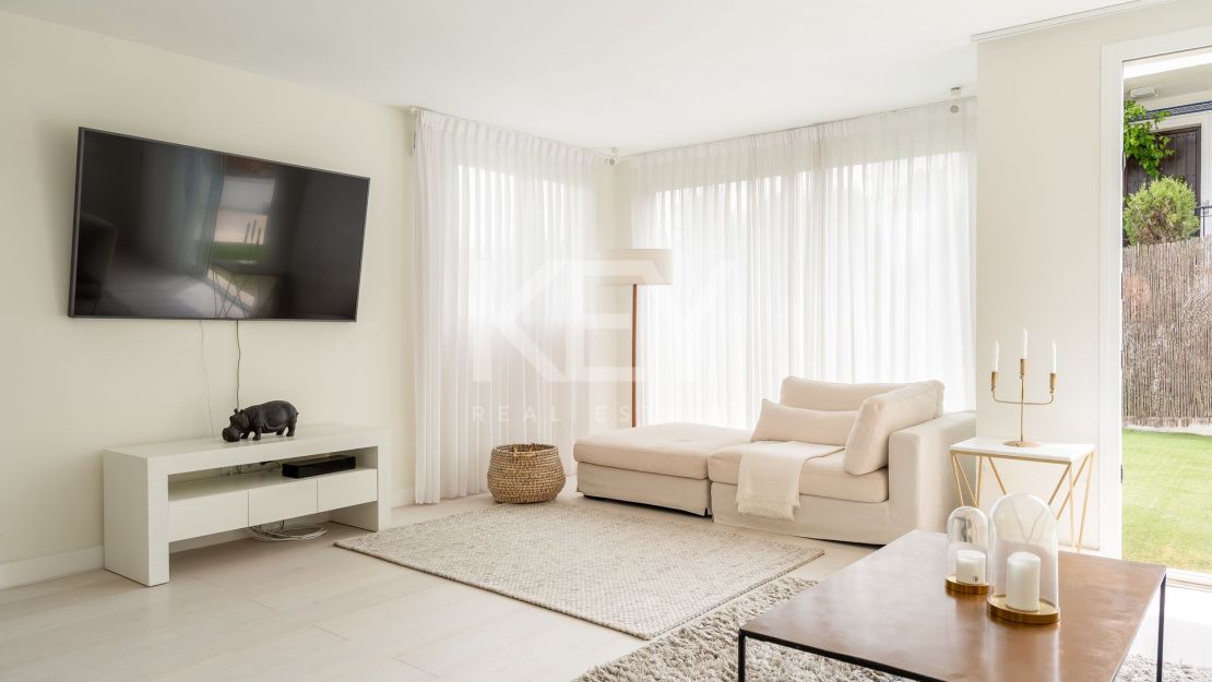 Elegant 5-Bedroom Villa with Sea Views for Sale in Nueva Andalucía, Marbella