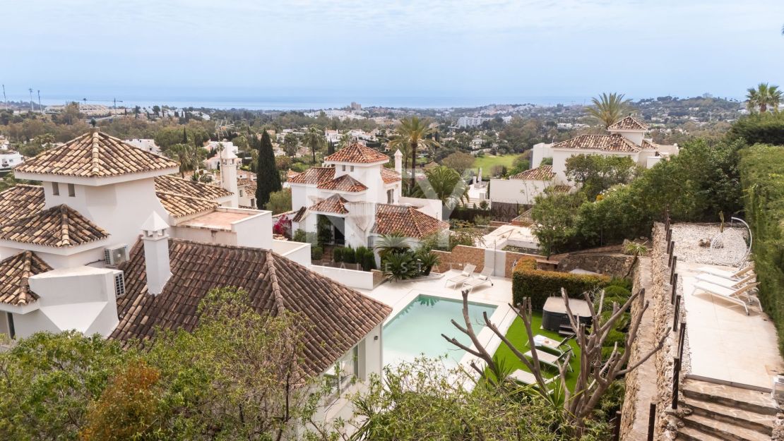 Elegant 5-Bedroom Villa with Sea Views for Sale in Nueva Andalucía, Marbella