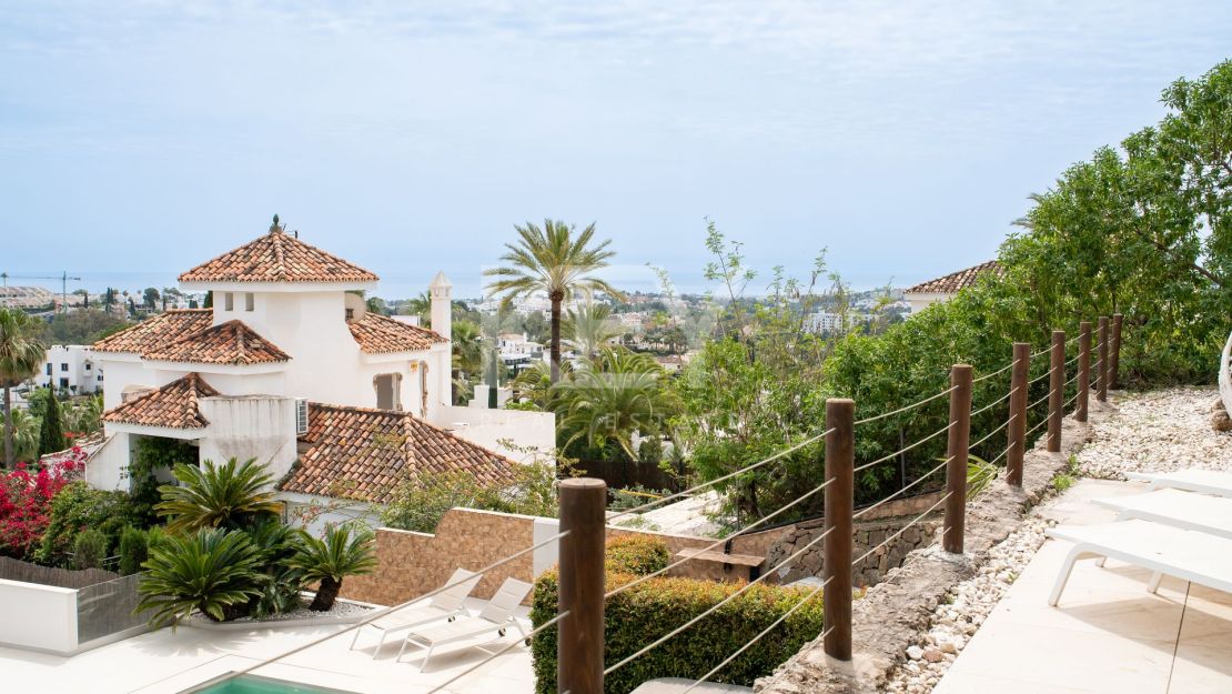 Elegant 5-Bedroom Villa with Sea Views for Sale in Nueva Andalucía, Marbella