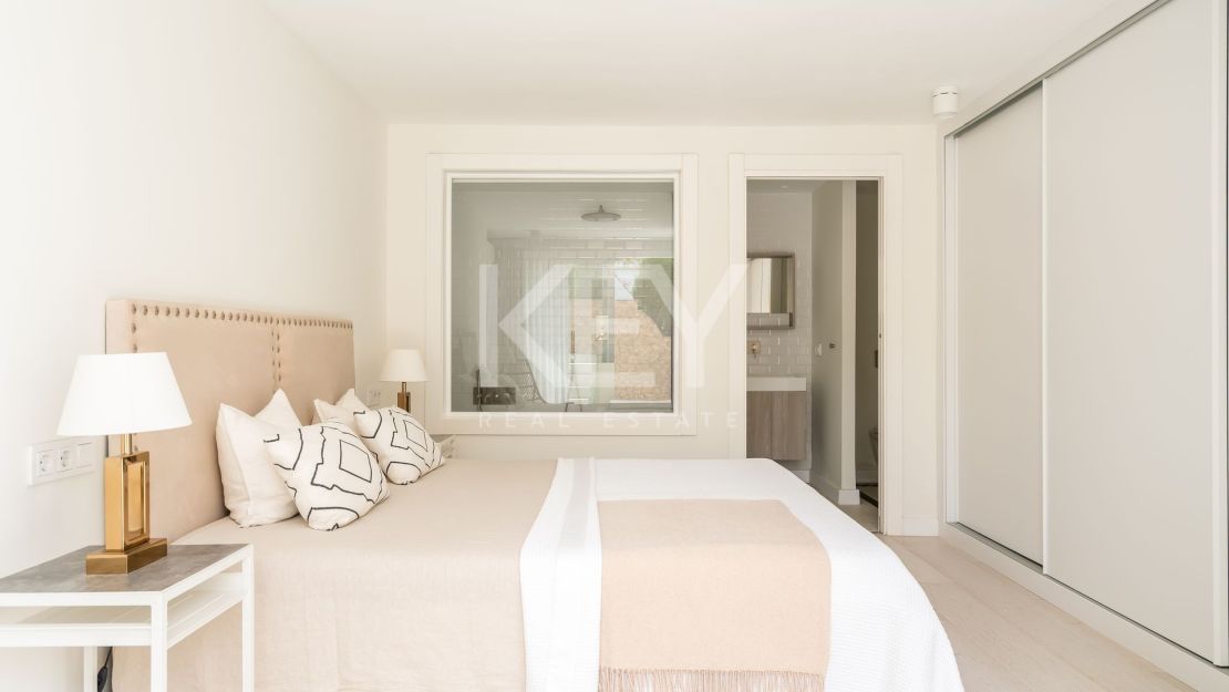 Elegant 5-Bedroom Villa with Sea Views for Sale in Nueva Andalucía, Marbella