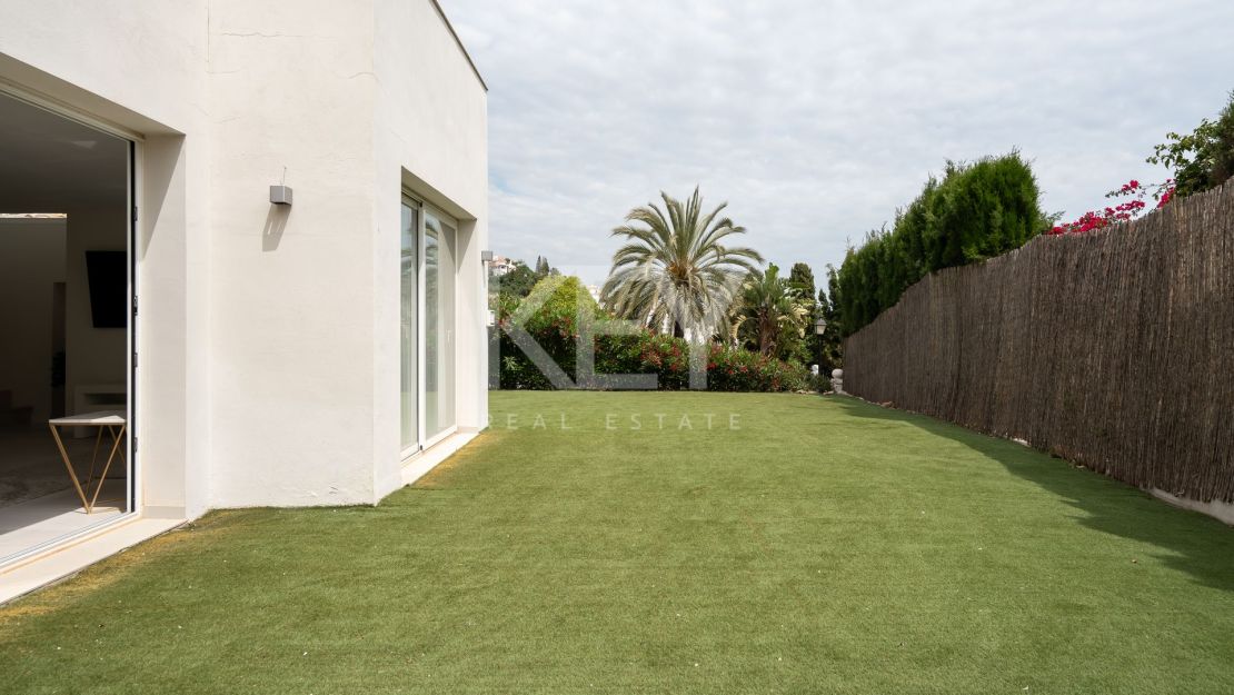Elegant 5-Bedroom Villa with Sea Views for Sale in Nueva Andalucía, Marbella