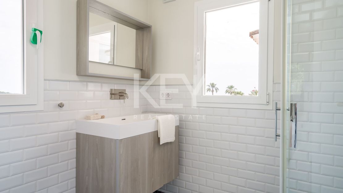 Elegant 5-Bedroom Villa with Sea Views for Sale in Nueva Andalucía, Marbella