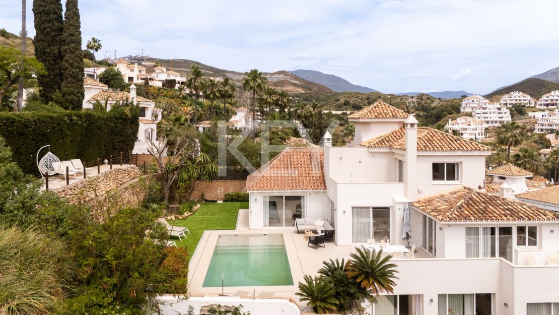 Elegant 5-Bedroom Villa with Sea Views for Sale in Nueva Andalucía, Marbella