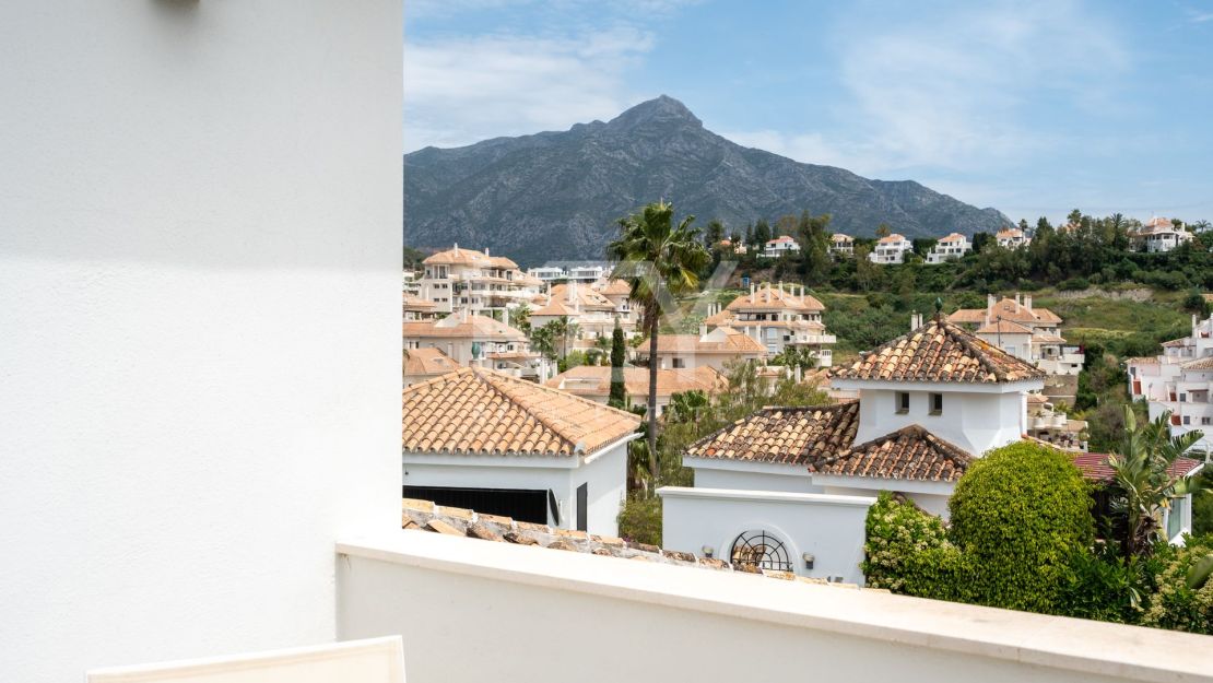 Elegant 5-Bedroom Villa with Sea Views for Sale in Nueva Andalucía, Marbella