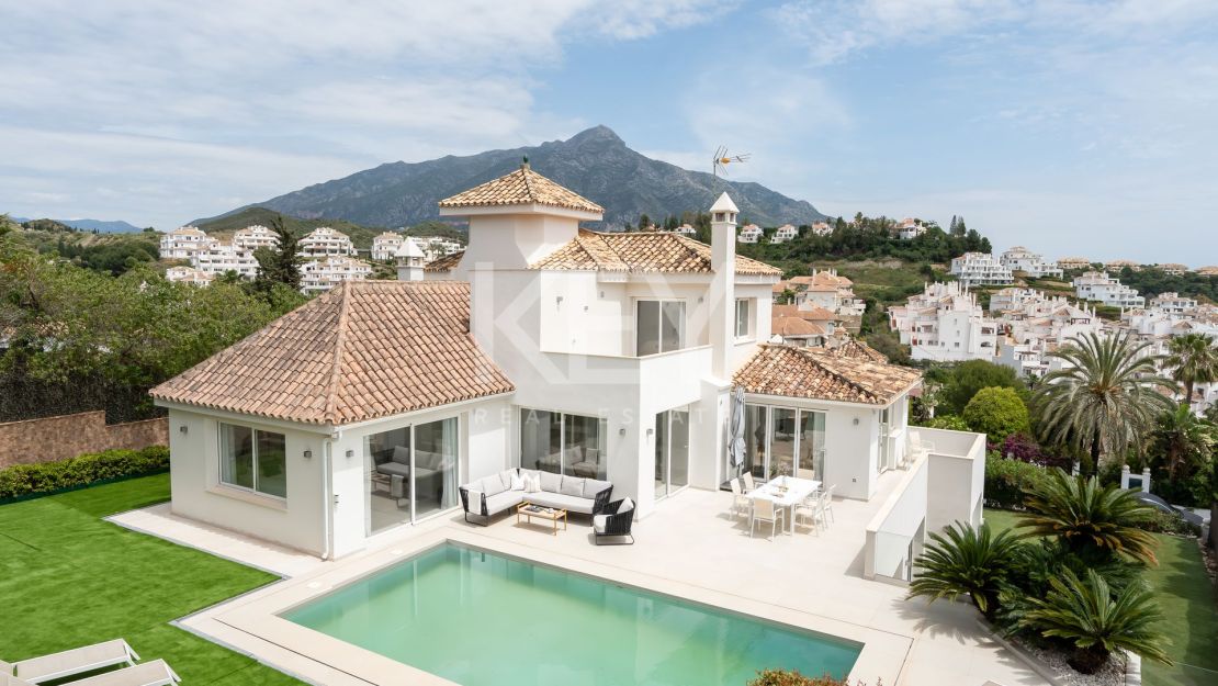 Elegant 5-Bedroom Villa with Sea Views for Sale in Nueva Andalucía, Marbella