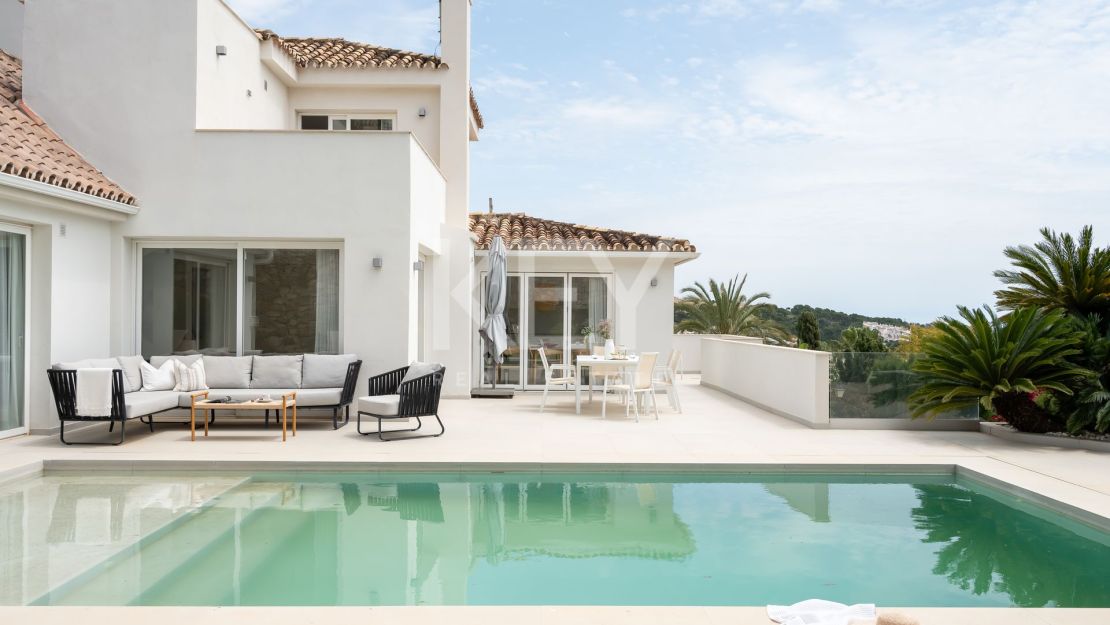 Elegant 5-Bedroom Villa with Sea Views for Sale in Nueva Andalucía, Marbella