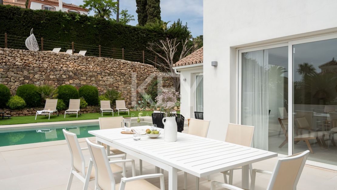 Elegant 5-Bedroom Villa with Sea Views for Sale in Nueva Andalucía, Marbella