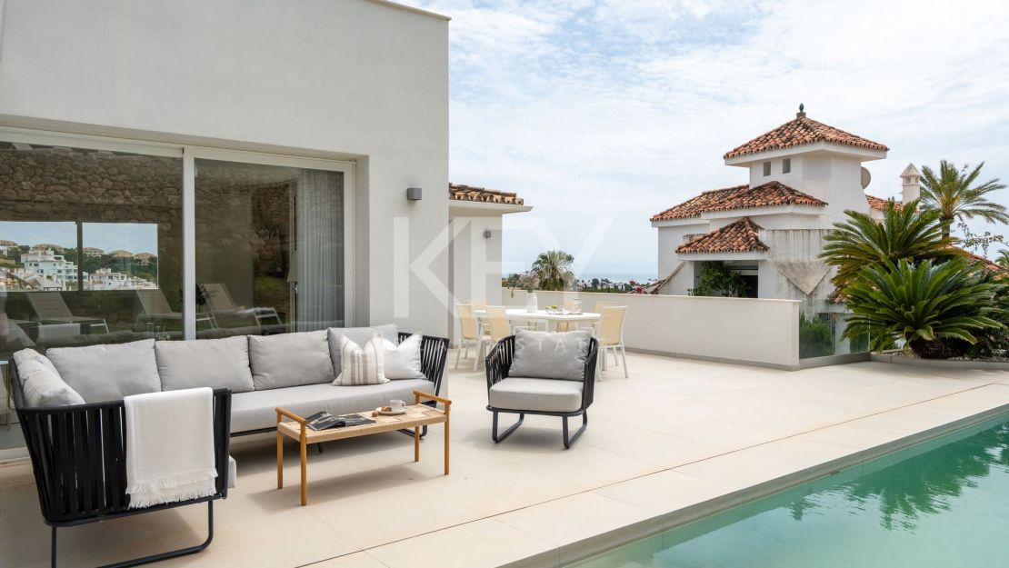 Elegant 5-Bedroom Villa with Sea Views for Sale in Nueva Andalucía, Marbella