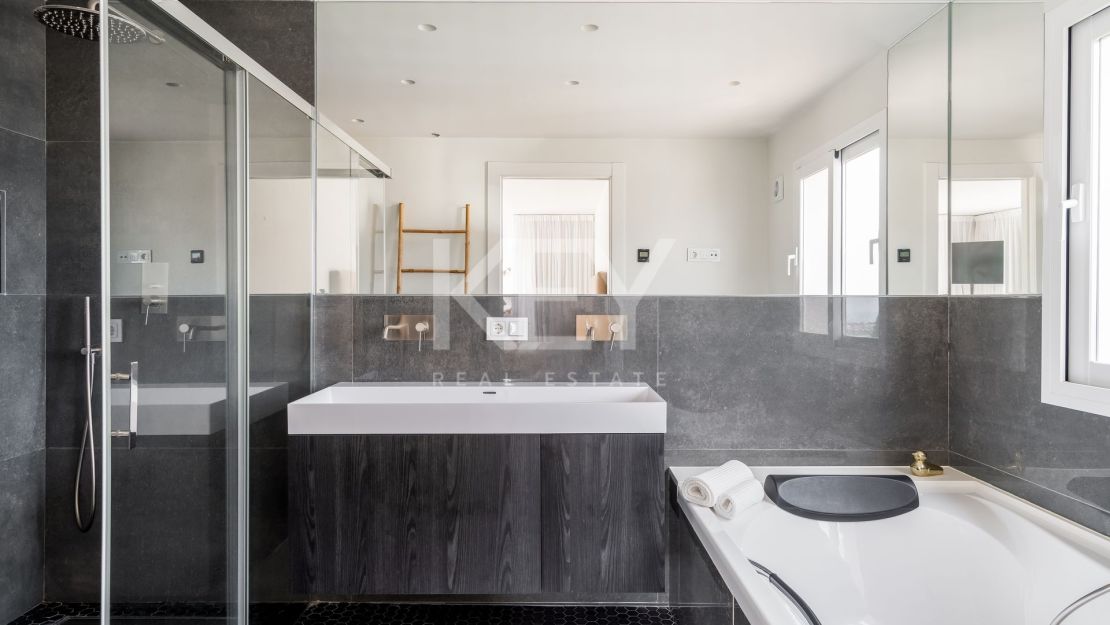 Elegant 5-Bedroom Villa with Sea Views for Sale in Nueva Andalucía, Marbella