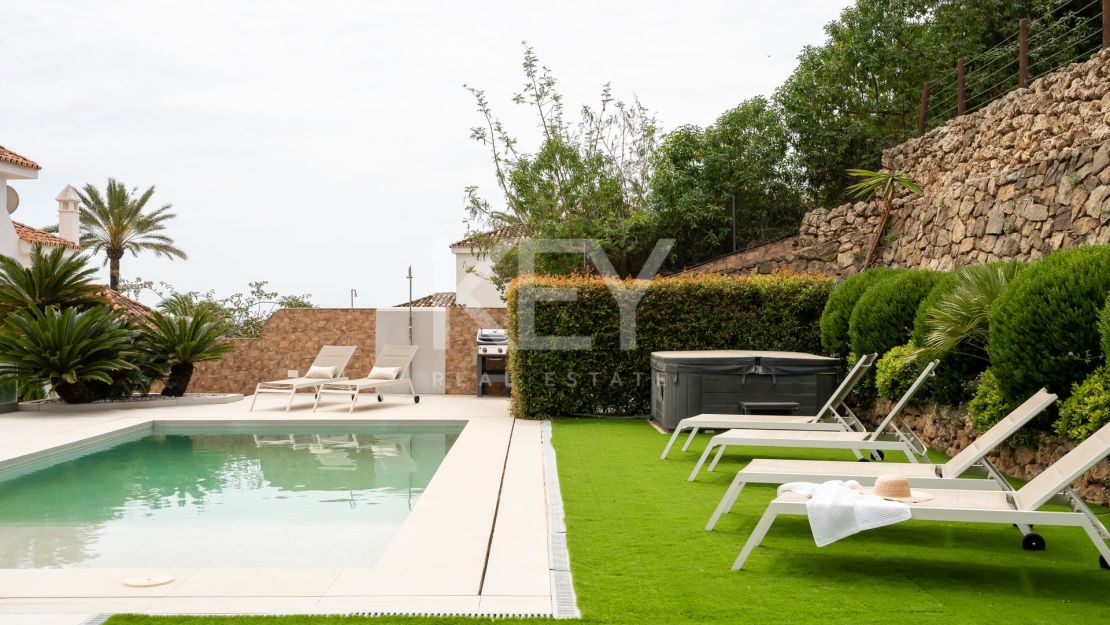 Elegant 5-Bedroom Villa with Sea Views for Sale in Nueva Andalucía, Marbella