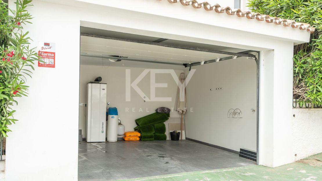 Elegant 5-Bedroom Villa with Sea Views for Sale in Nueva Andalucía, Marbella