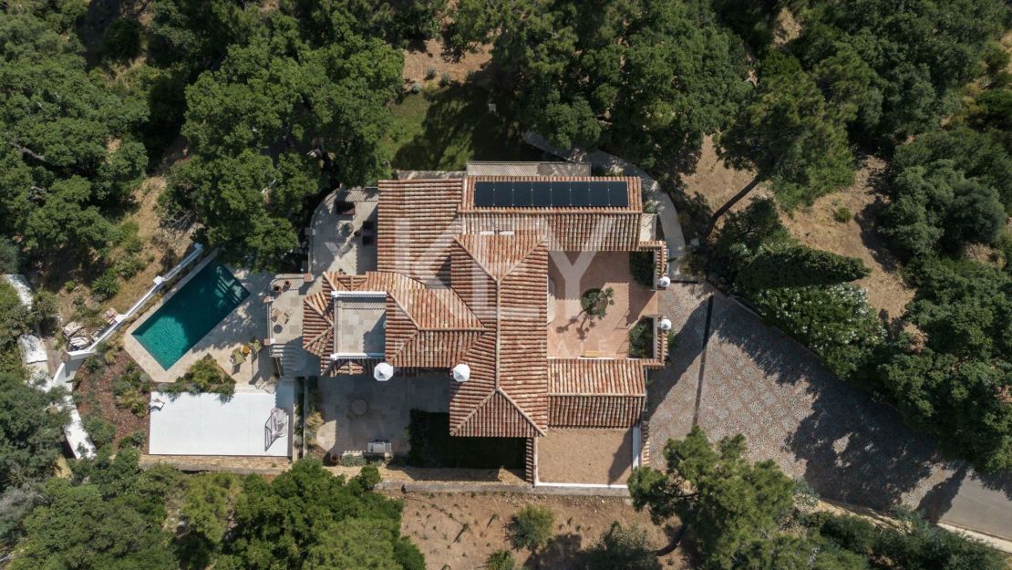 Luxury Villa for Sale in El Madroñal with Panoramic Sea Views