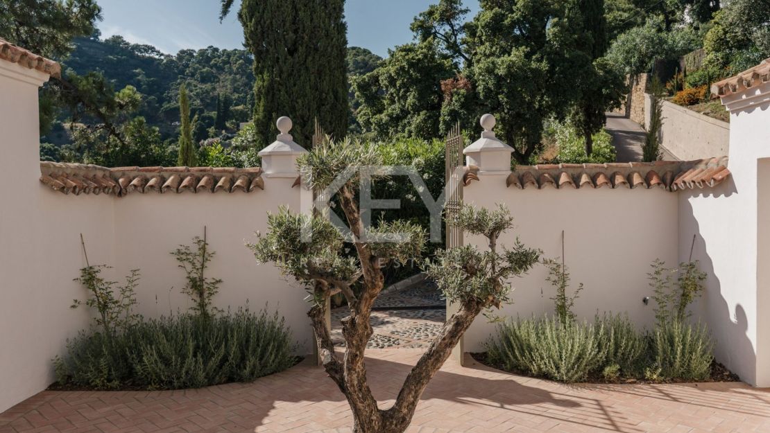 Luxury Villa for Sale in El Madroñal with Panoramic Sea Views