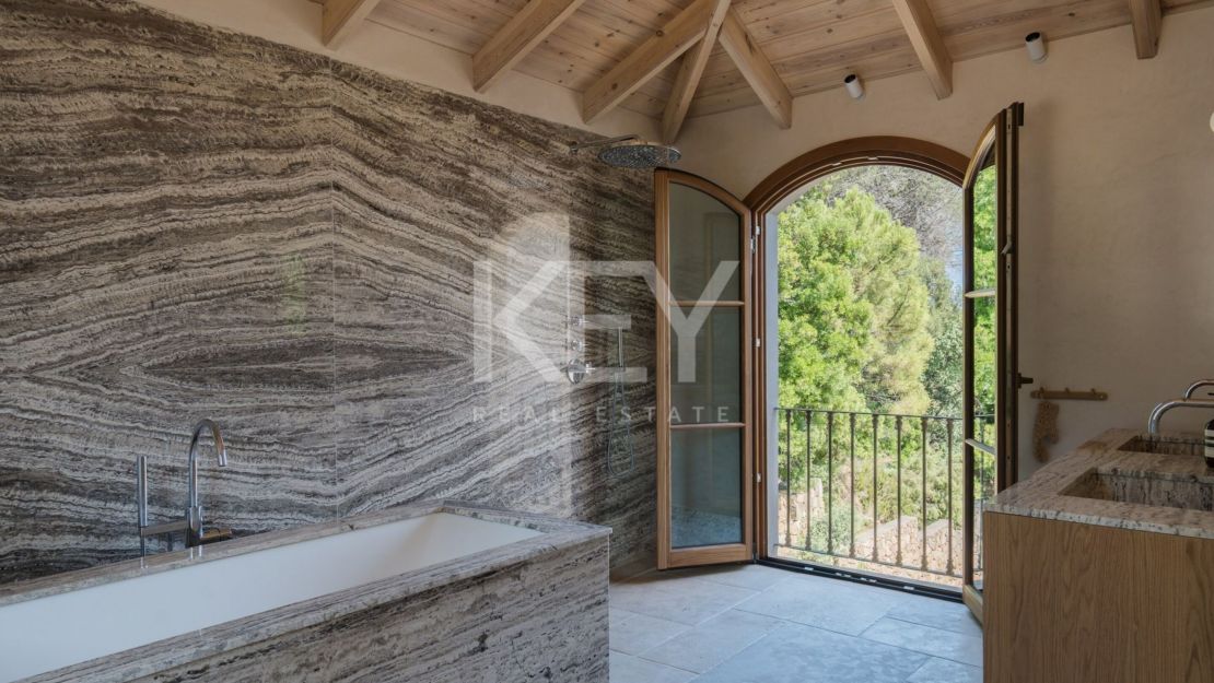 Luxury Villa for Sale in El Madroñal with Panoramic Sea Views