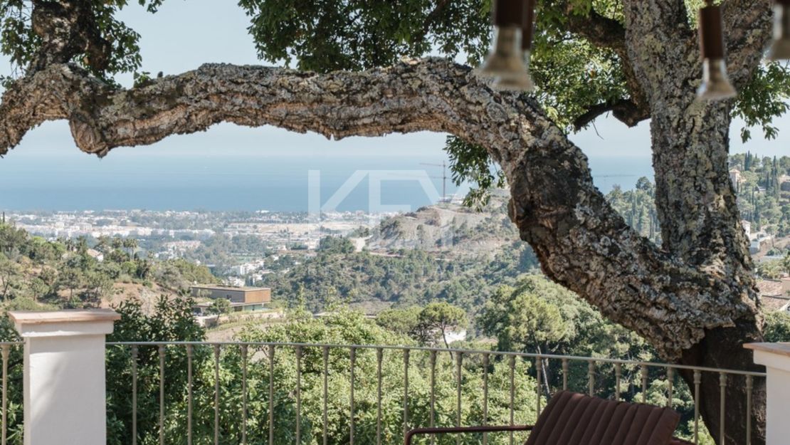 Luxury Villa for Sale in El Madroñal with Panoramic Sea Views