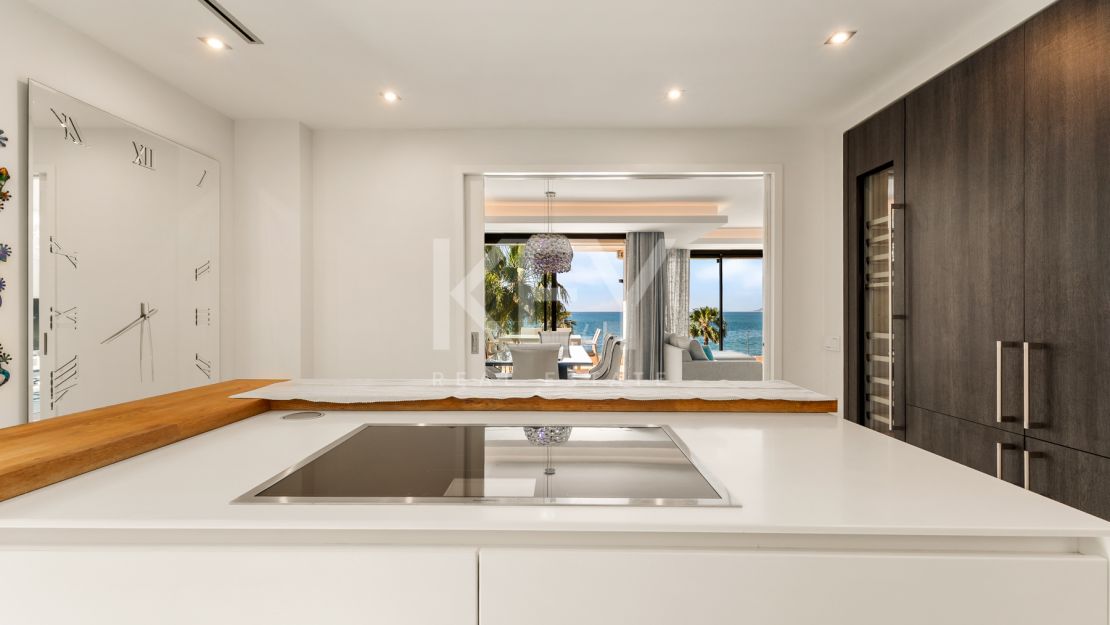 Amazing 4-Bedroom Beachfront Duplex Penthouse for Long-term rent with Open Sea Views in Les Rivages, Estepona
