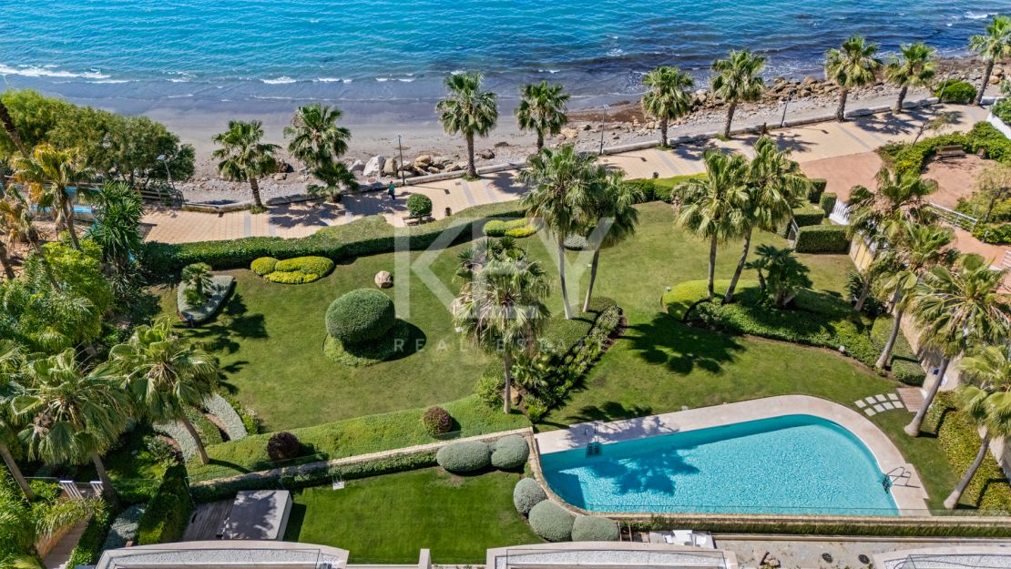 Amazing 4-Bedroom Beachfront Duplex Penthouse for Long-term rent with Open Sea Views in Les Rivages, Estepona