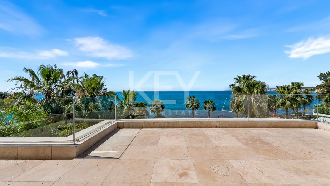 Amazing 4-Bedroom Beachfront Duplex Penthouse for Long-term rent with Open Sea Views in Les Rivages, Estepona