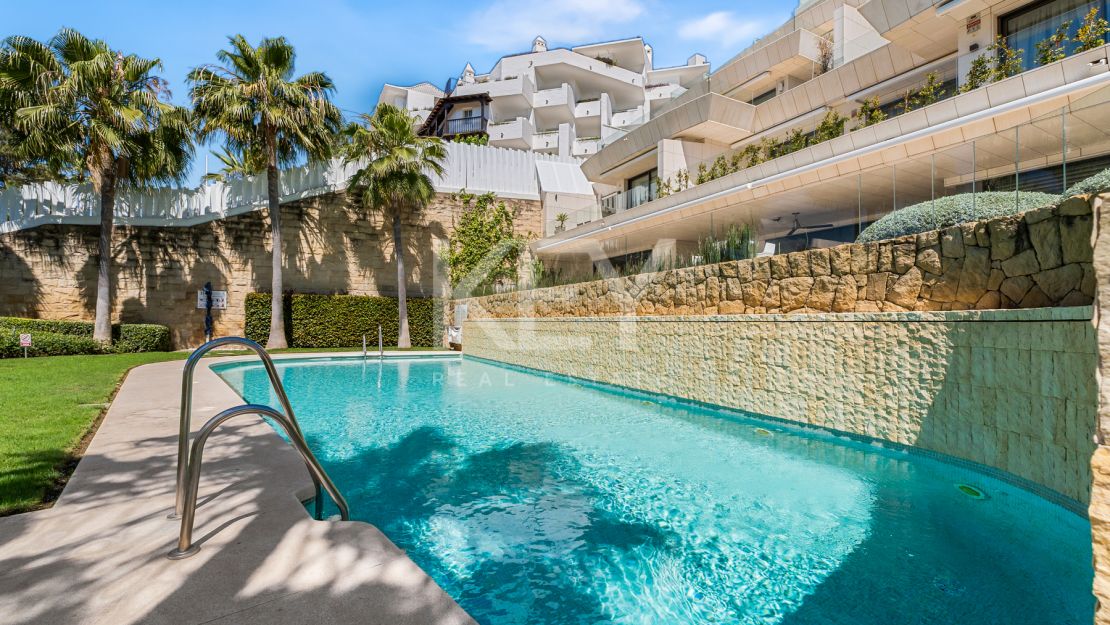 Amazing 4-Bedroom Beachfront Duplex Penthouse for Long-term rent with Open Sea Views in Les Rivages, Estepona