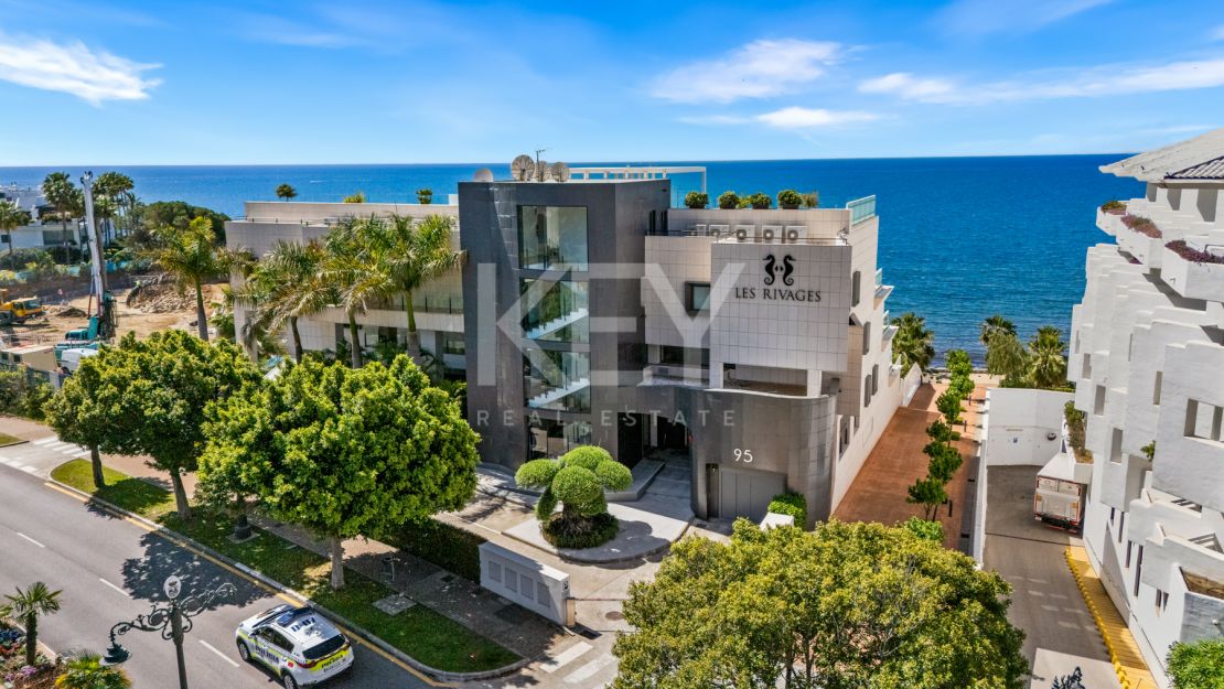 Amazing 4-Bedroom Beachfront Duplex Penthouse for Long-term rent with Open Sea Views in Les Rivages, Estepona