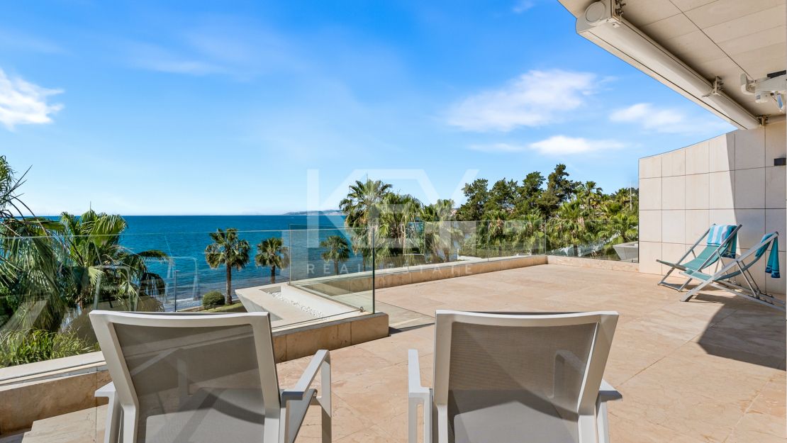 Amazing 4-Bedroom Beachfront Duplex Penthouse for Long-term rent with Open Sea Views in Les Rivages, Estepona