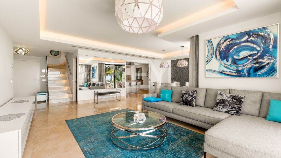 Amazing 4-Bedroom Beachfront Duplex Penthouse for Long-term rent with Open Sea Views in Les Rivages, Estepona